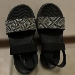 スケッチャーズ ビジュー付きブラックフラットサンダル