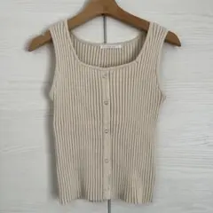 ベージュ リブ編み タンクトップ ボタン付き