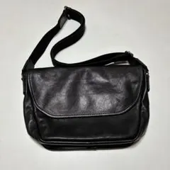 ultima TOKYO 牛革フラップショルダーバッグ　黒色