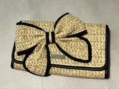 リボン付きベージュ編み込みクラッチバッグ