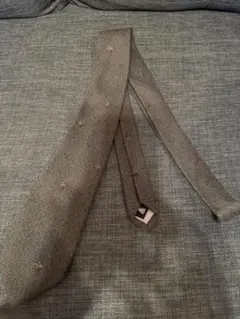 アクアスキュータム　刺繍入りブラウンネクタイ