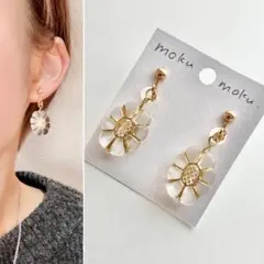 お花デザイン　アンティーク風 イヤリング　揺れる　ネジバネ