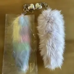 2個セットファーキーホルダーしっぽチャームレインボーとラベンダー紫カラフル