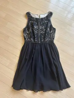 グレースコンチネンタル　刺繍入り黒Aラインドレス