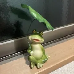 カエルの傘を持つ置物