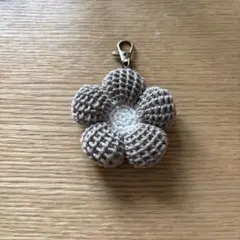 ハンドメイド ぷっくりフラワーチャーム ベージュ