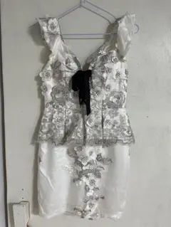 【セール】白フラワー刺繍キャバタイトドレス