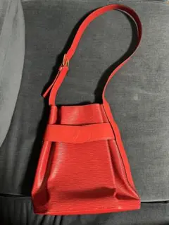 Louis Vuitton エピレザー レッドショルダーバッグ