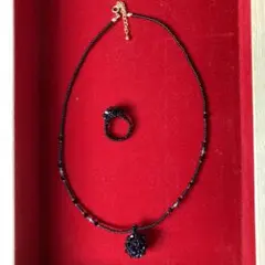 美品　黒スワロフスキービーズ　ペンダント　リング　スカーフ留め