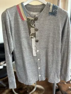 迷彩パッチ付きグレーのカーディガン