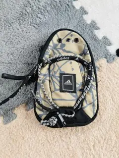 adidas スマホショルダーバッグ カモフラージュ　小物入れ　充電器・イヤホン