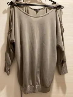 GUESSオフショルダー長袖トップス グレー