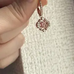 スワロフスキー　swarovski ピアス　クローバー　ゴールドのサムネイル