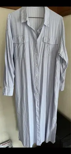 アースミュージックアンドエコロジー　長袖水色薄ストライプロングシャツワンピース