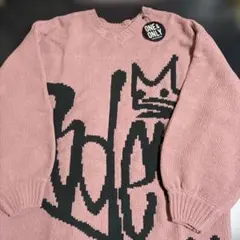 RODEO CROWNS モールニットVネック ロゴ入り 膝丈ワンピース