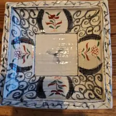 装飾的な花柄の四角い皿