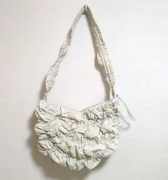 美品　GU ギャザーデザイン ショルダーバッグ　アイボリーのサムネイル