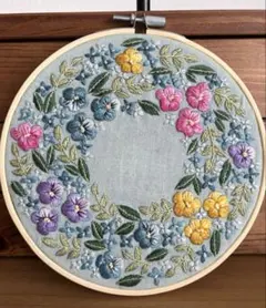 手刺繍フレーム　yulaのリース　ハンドメイド　ビオラ　庭に訪れた春