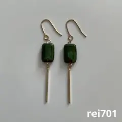 No.383シンプル　チェコビーズスクエア(マーブルグリーン)ピアス　イヤリング