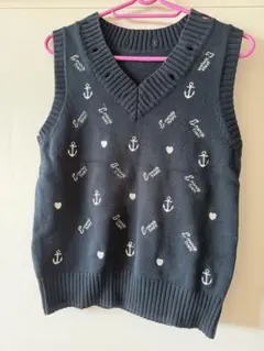 黒のVネックニットベスト