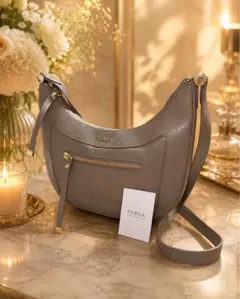 未使用品 FURLA フルラ三日月型 本革 レザー ショルダーバッグ グレージュのサムネイル