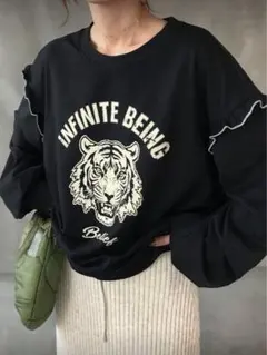 FRIFUL クルーネック フリルトリム アニマルレタープリント スウェット