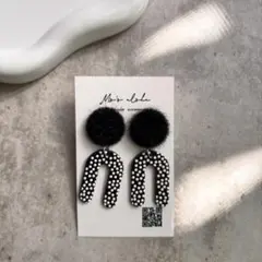 No.87 ファー付きドット模様ピアス
