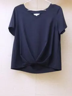 PLST フロントタックVネックブラウス ネイビー Sのサムネイル