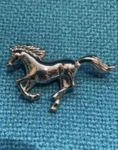 馬 ブローチ シルバーカラー 躍動感あふれるホースデザイン