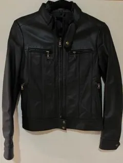 黒いレザーライダースジャケット