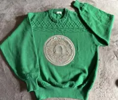 緑色の刺繍入りクルーネックセーター