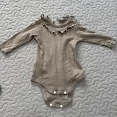 sowan ベージュ フリル付きロンパース 長袖