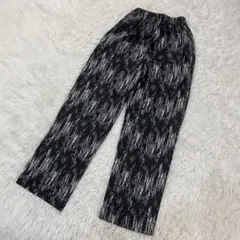 イージーパンツ　ストレートパンツ　モノトーン柄　ゆるシルエット　黒　ゆったり