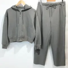 UNIQLO ドライスウェットクロップドフルジップパーカ タックテーパードパンツのサムネイル