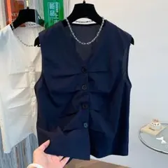 夏服コーデ 薄手 ベスト 着痩せ おしゃれ度高め ボタン トップス 無地