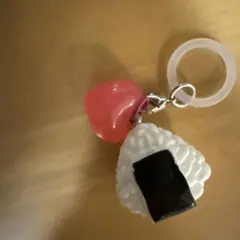 おにぎりとハートのチャーム キーホルダー