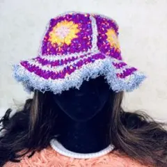 花モチーフのカラフル手編みバケットハット《グラニースクエア×ふわもこ縁》秋冬用