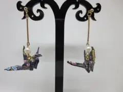 【和柄ピアス】揺れる和柄折り鶴ピアス ブラック金ラメ和紙