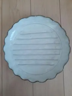 波型縁取りの白い陶器皿