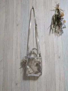 シルバーメタリックショルダーバッグ ハートチャーム付き