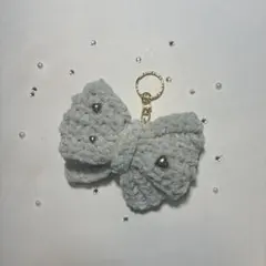 グレーのリボン型チャーム