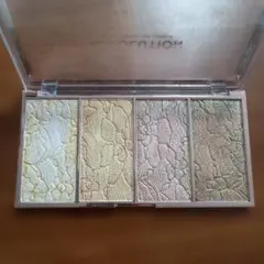 Makeup Revolution Vintage Lace ハイライトパレットのサムネイル