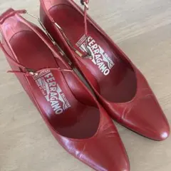 Ferragamo 赤 ストラップ付きハイヒール
