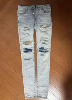 AMIRI スキニーデニム ダメージ加工 ライトブルーのサムネイル