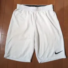Nike DRI-FIT ホワイトハーフパンツ