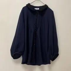 イーハイフンワールドギャラリー レース襟 とろみブラウス　パフスリーブ　ネイビーのサムネイル