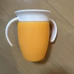 オレンジ色の子供用コップ 持ち手付き