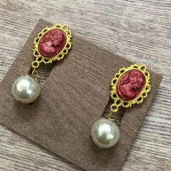 ●カメオ風揺れる大粒パール添えイヤリング 赤レッド 金ゴールド台座 大ぶり