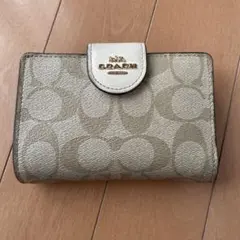 coach コーチ　二つ折り　ミニ財布　ベージュ　レザー　シグネチャー　金ロゴのサムネイル
