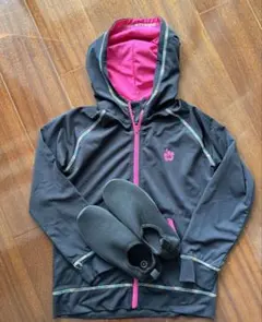 UVカットラッシュガードと水着用シューズ